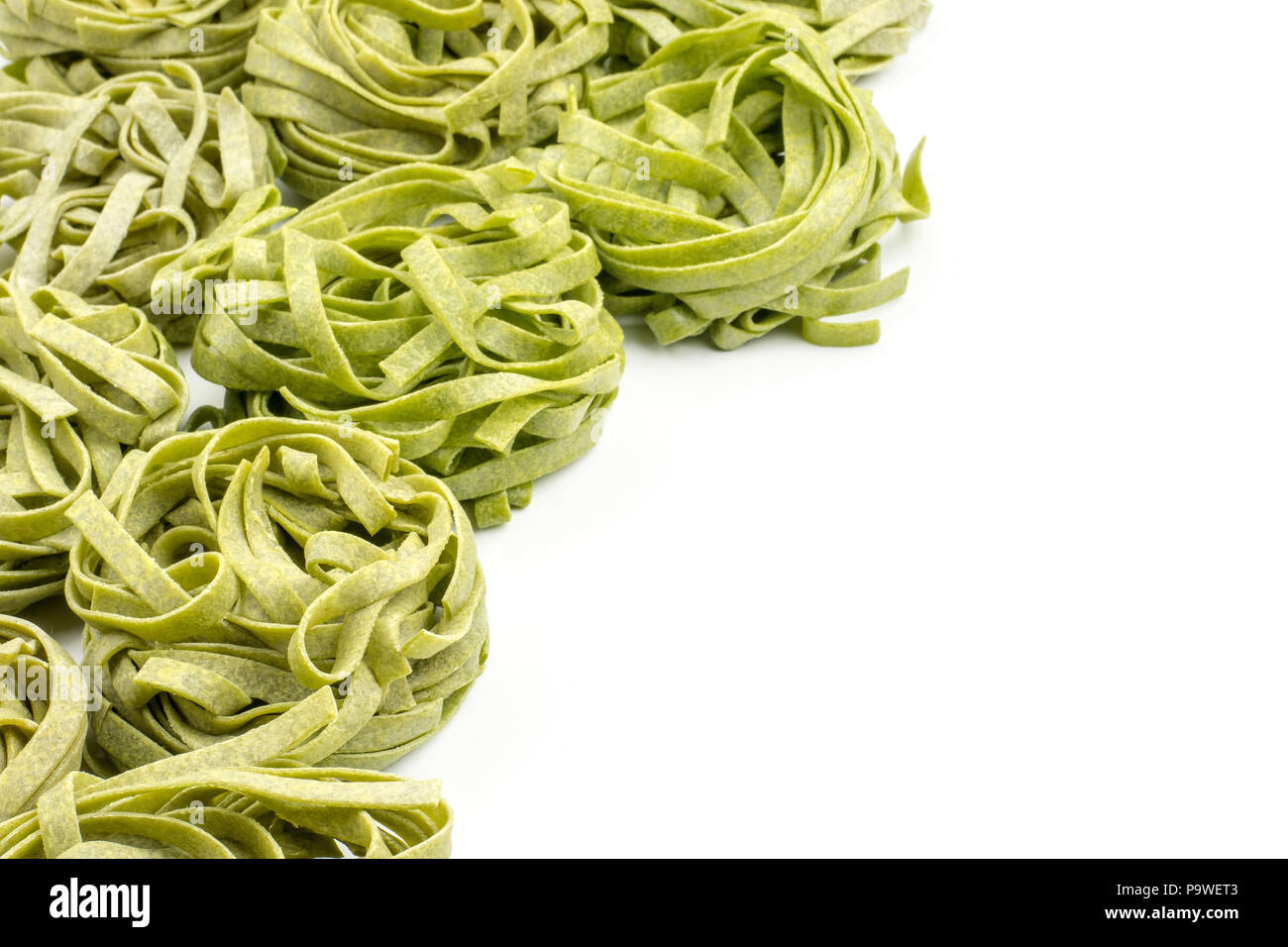 Materie spinaci fettuccine isolato di sfondo su bianco Foto Stock