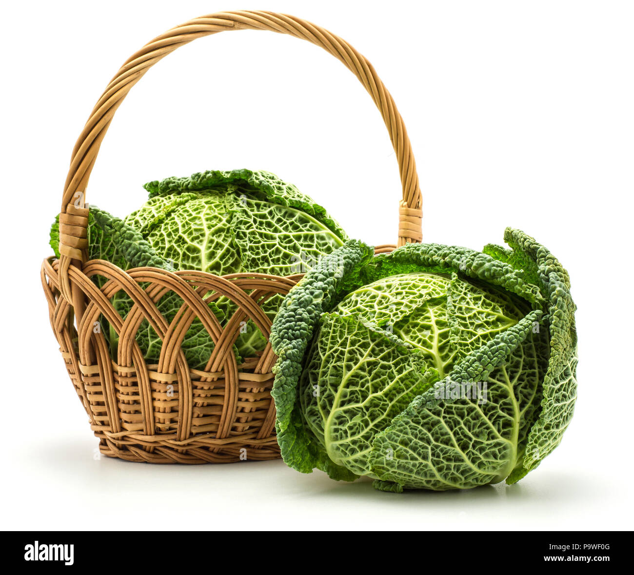 Tre savoy cavoli in un cesto di vimini isolati su sfondo bianco fresco verde capi Foto Stock