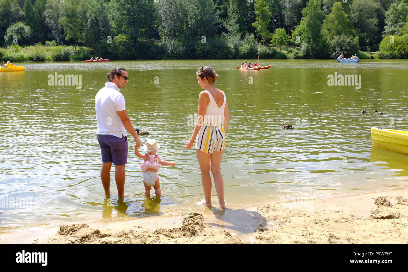 Center Parcs La Foresta di Longleat Wiltshire - divertimento per tutta la famiglia in vacanza al lago Foto Stock