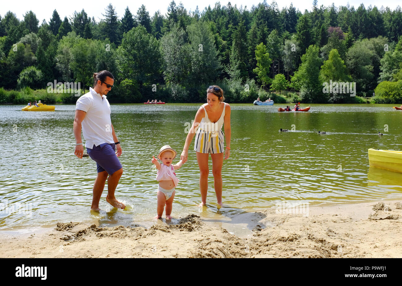 Center Parcs La Foresta di Longleat Wiltshire - divertimento per tutta la famiglia in vacanza al lago Foto Stock