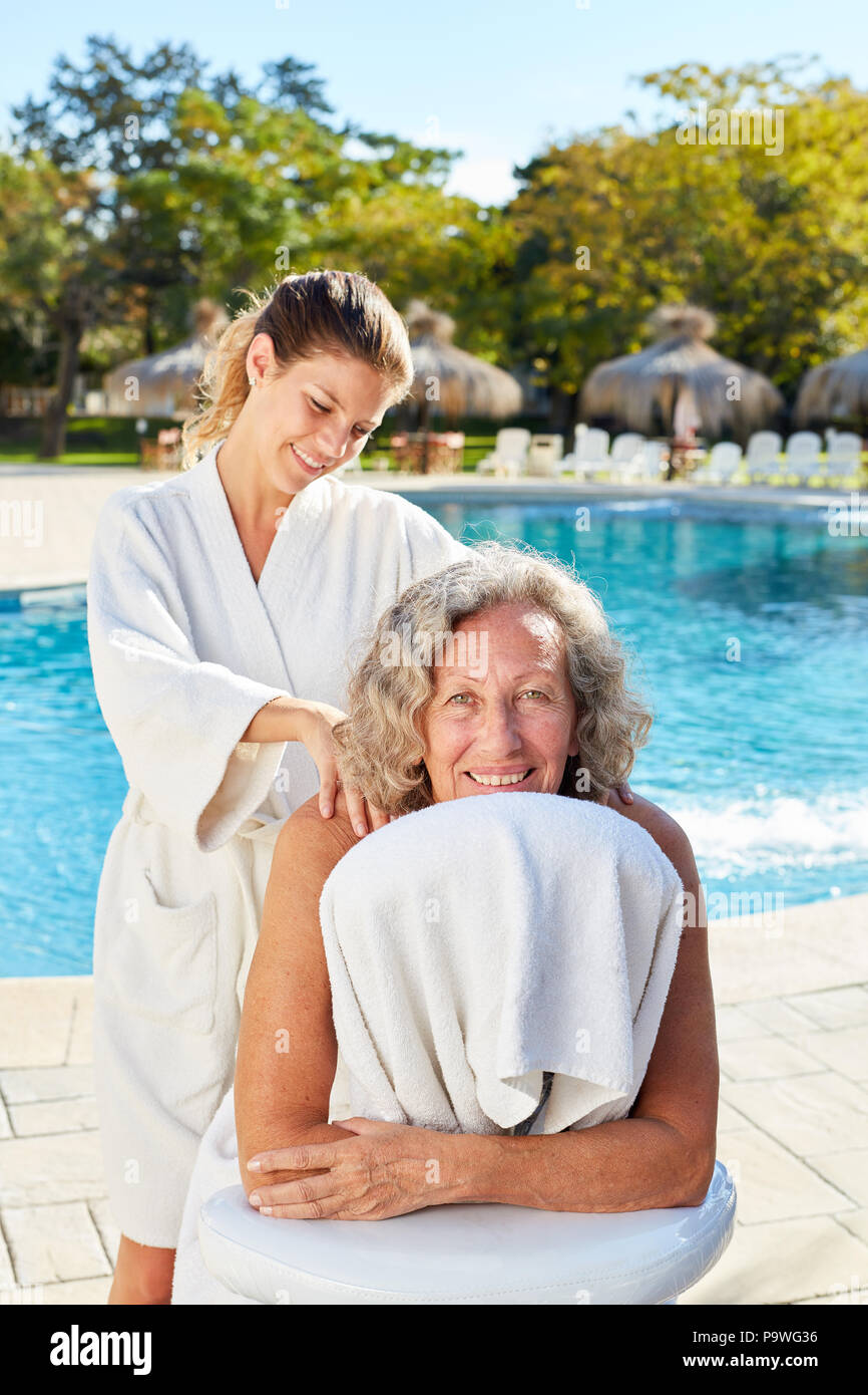Fisioterapista massaggi donna senior torna presso la piscina nel Wellness Hotel Foto Stock