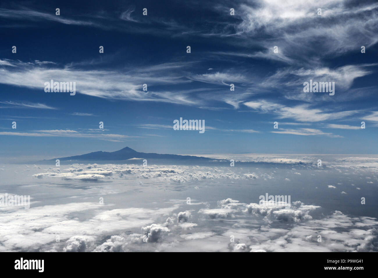 Vista dall'aereo, il Teide con il cloud sky, Tenerife, Isole Canarie, Spagna Foto Stock