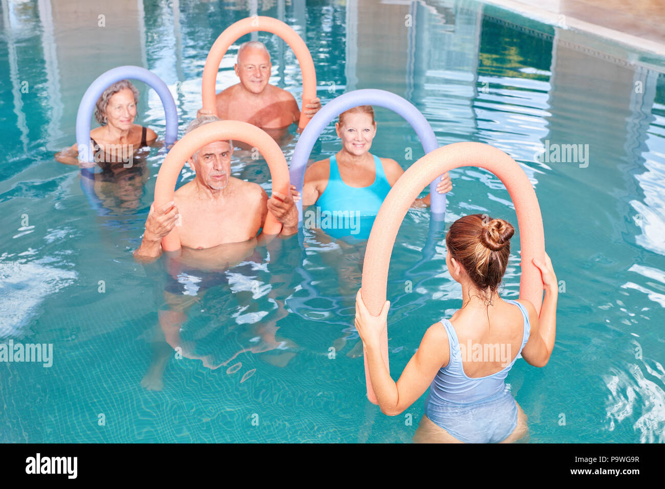 Ginnastica in acqua Corso per seniori nella piscina di un centro fitness Foto Stock