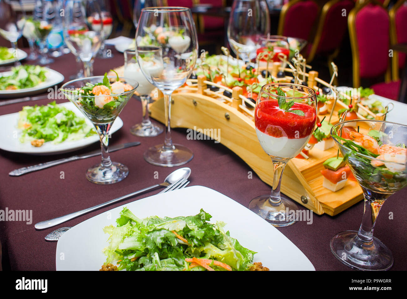 La tabella è prevista per la celebrazione, ci sono gli occhiali e insalata un Foto Stock