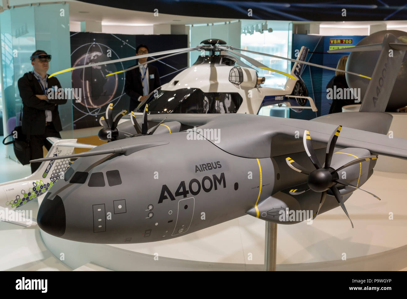 Un modello in scala del Airbus A400-M trasportatore aereo in compagnia di ospitalità chalet all'Airshow di Farnborough, il 18 luglio 2018, a Farnborough, Inghilterra. Foto Stock