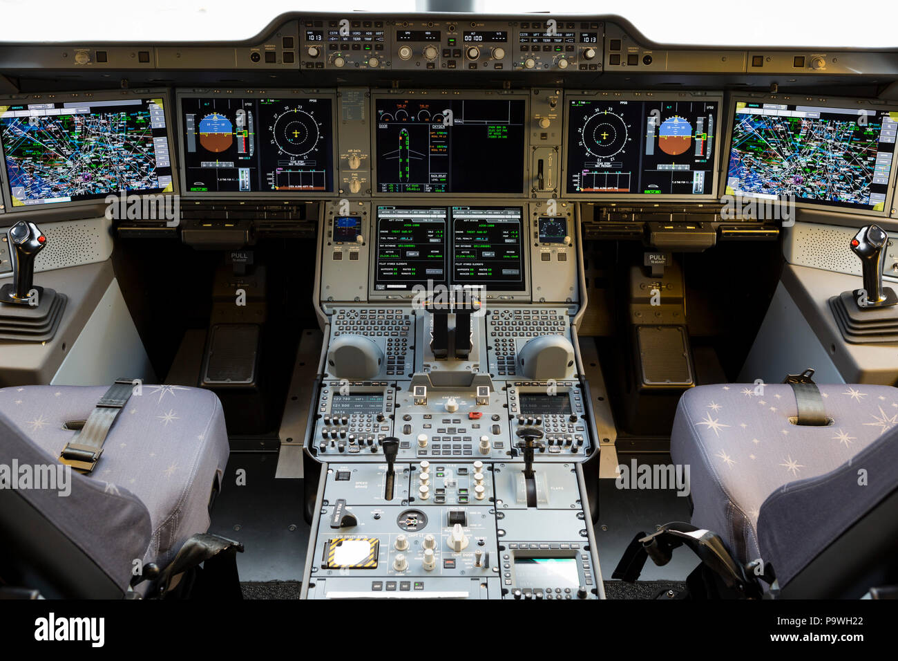 Dettaglio degli strumenti di cockpit in un Airbus Qatar Airways A350-100 al Farnborough Airshow, il 18th luglio 2018, a Farnborough, Inghilterra. Foto Stock