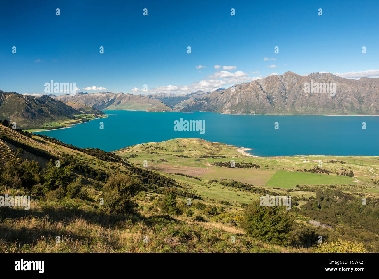 Lago Hawea e panorama di montagna, Istmo via picco, Otago, Isola del Sud, Nuova Zelanda Foto Stock