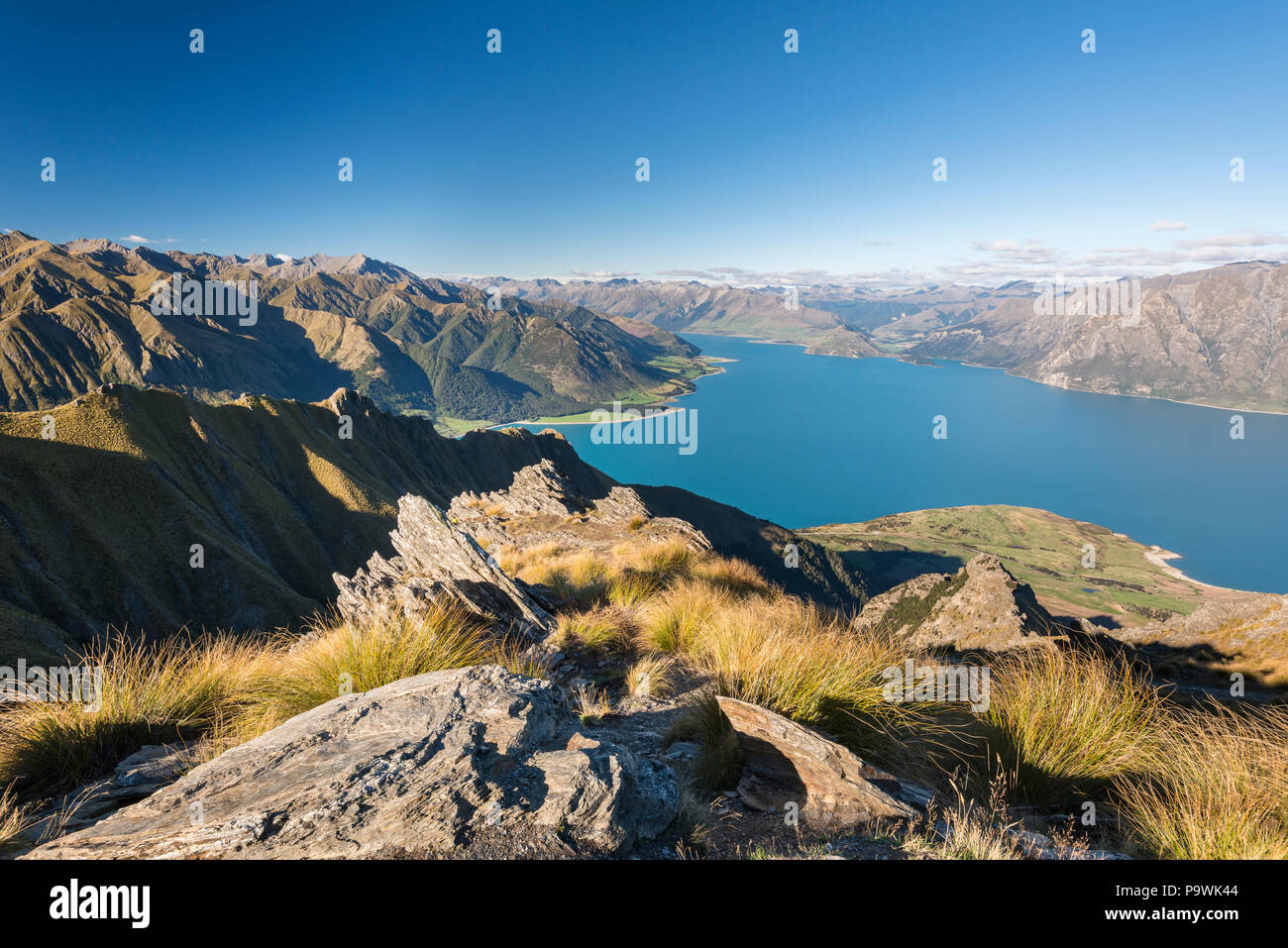 Lago Hawea e panorama di montagna, Istmo via picco, Otago, Isola del Sud, Nuova Zelanda Foto Stock