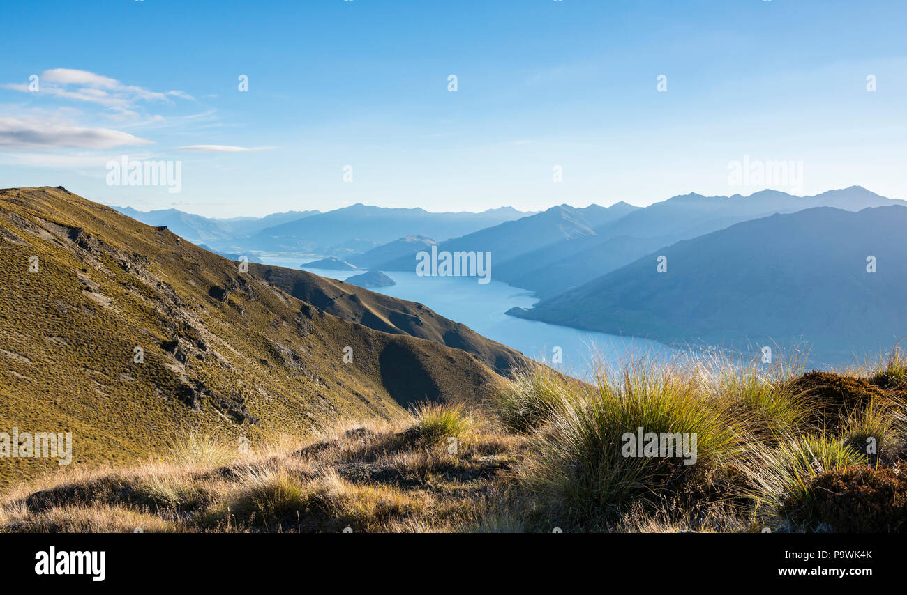 Il lago Wanaka e panorama di montagna, vista dal picco di istmo di via, Otago, Isola del Sud, Nuova Zelanda Foto Stock