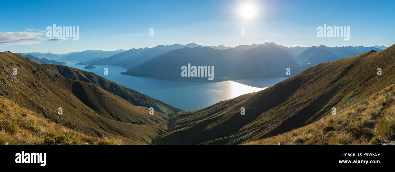 Il lago Wanaka e panorama di montagna, vista dal picco di istmo di via, Otago, Isola del Sud, Nuova Zelanda Foto Stock