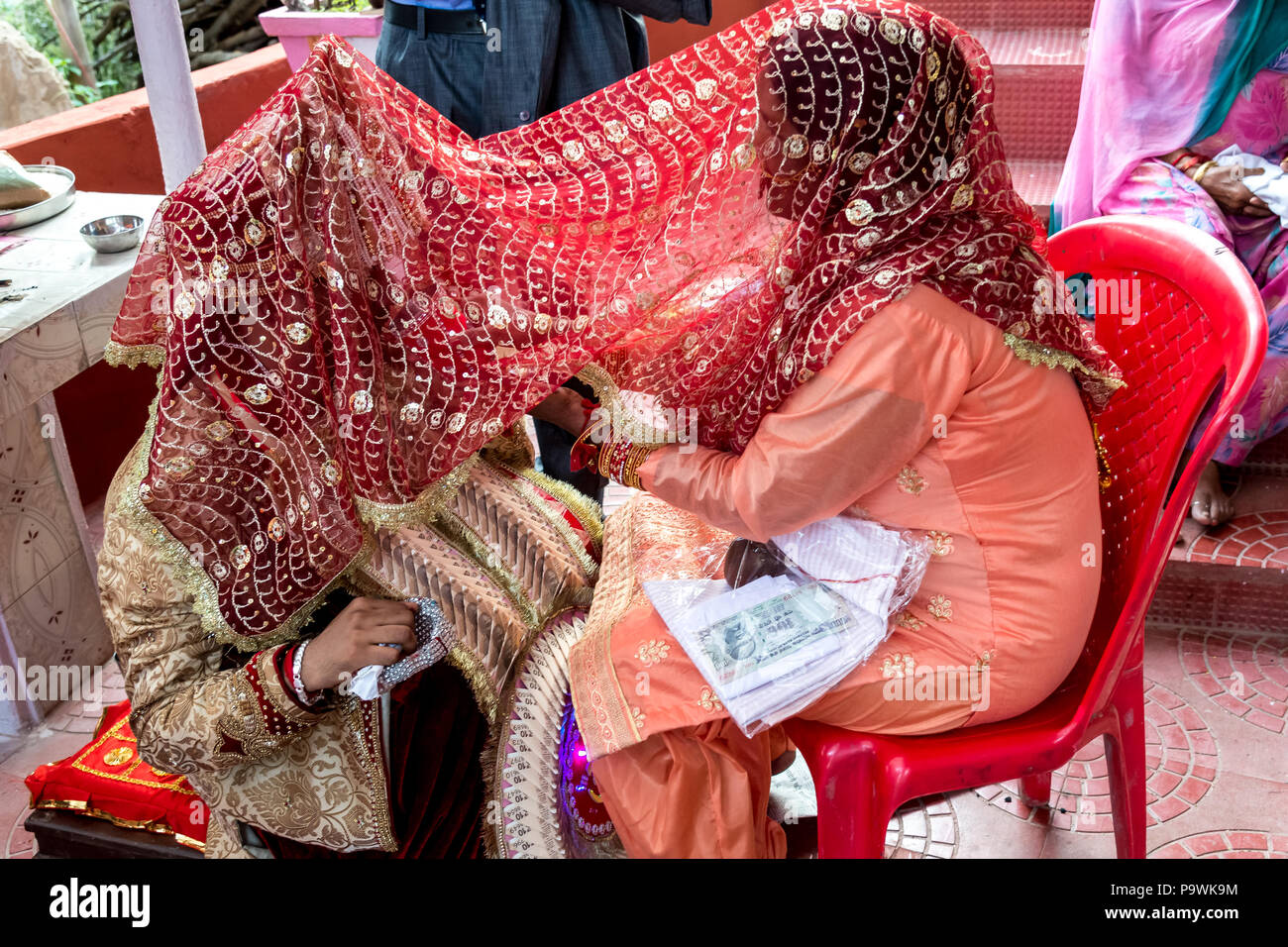 Un matrimonio tradizionale nella provincia indiana. Lo sposo accetta doni, desideri e benedizioni da sua madre. India Giugno 2018 Foto Stock