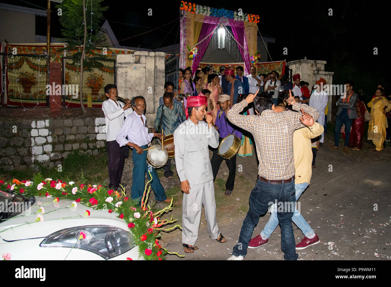 Un matrimonio tradizionale nella provincia indiana. Indie giugno 2018. La famiglia della sposa e gli ospiti attendono l'arrivo dello sposo per salutarlo Foto Stock