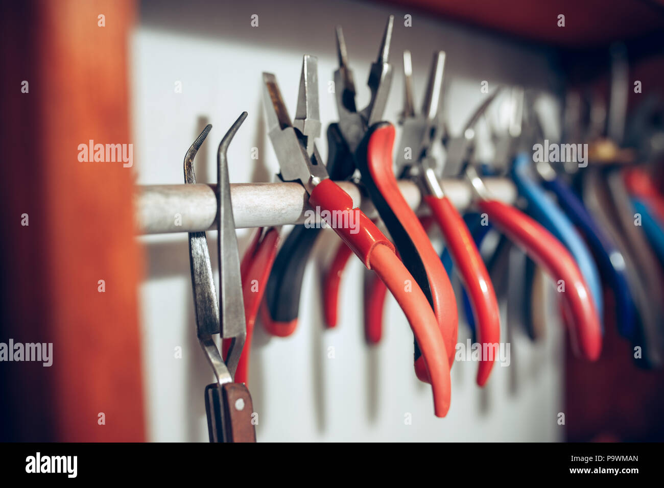 Diversi strumenti per orafi sulla gioielleria workplace. lavorare in gioielleria. Foto Stock