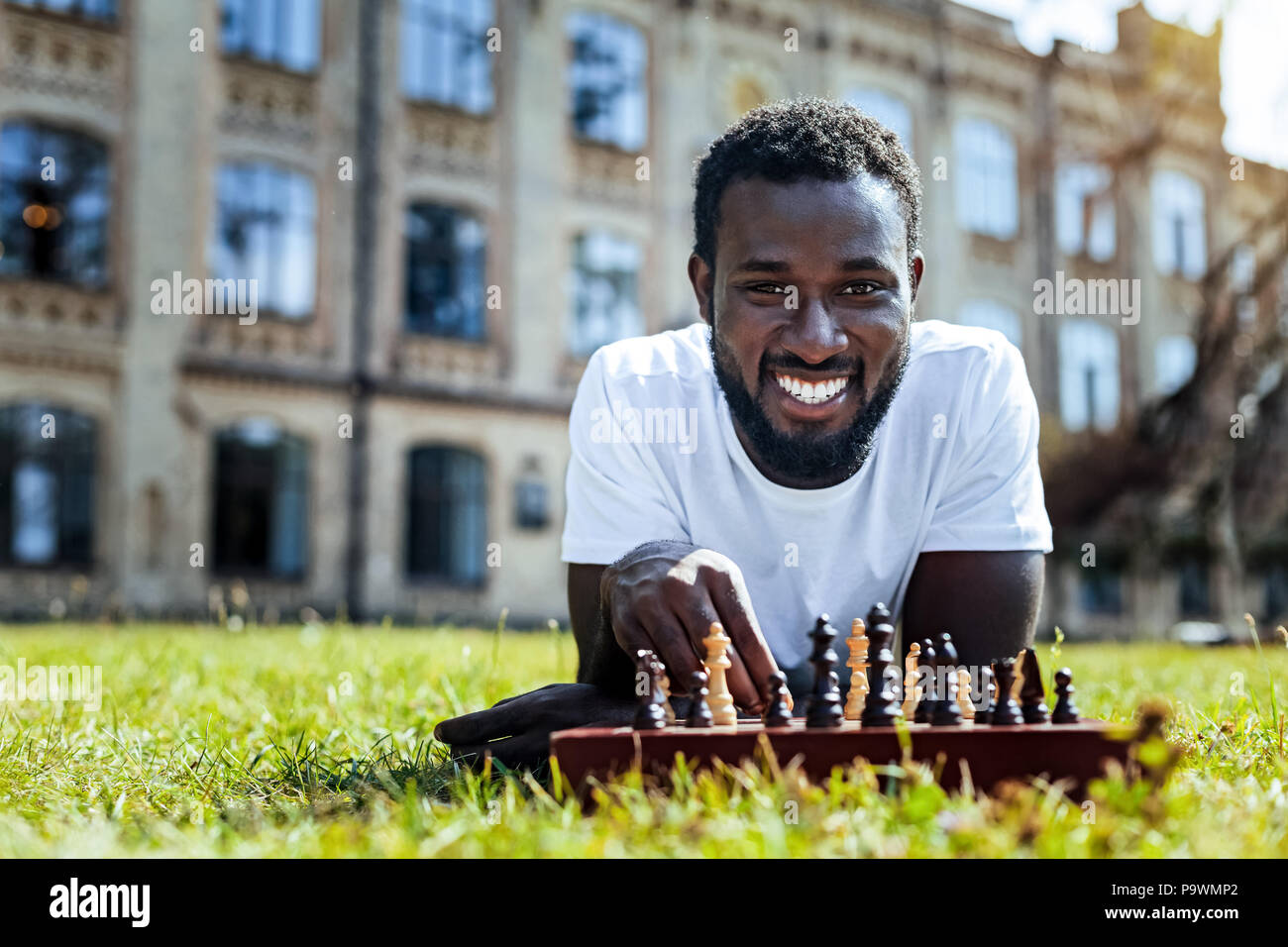 Trasmissione via IR di giovane gentiluomo gioca a scacchi all'aperto Foto Stock