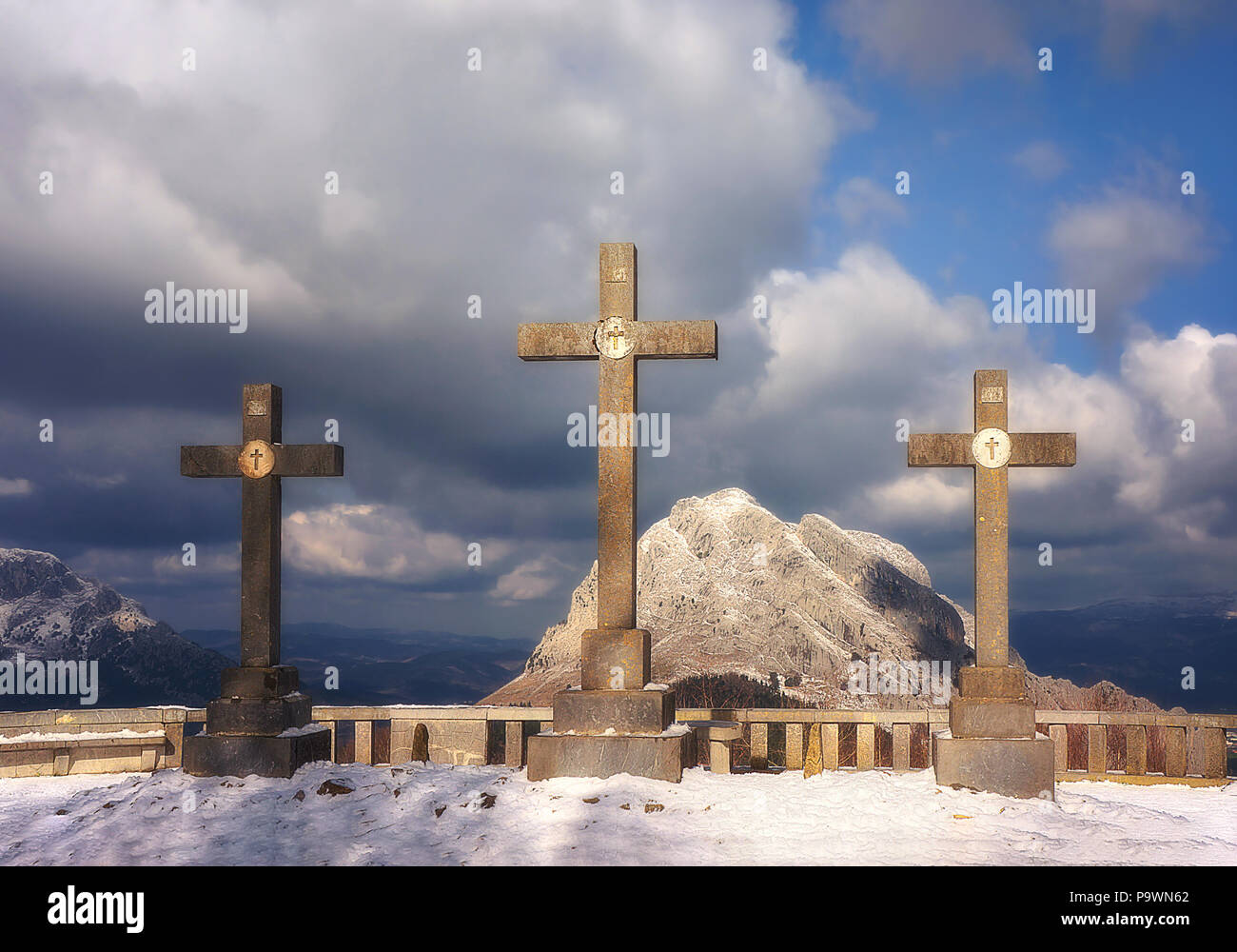 Via Crucis in Urkiola montagne in inverno con croci in pietra Foto Stock