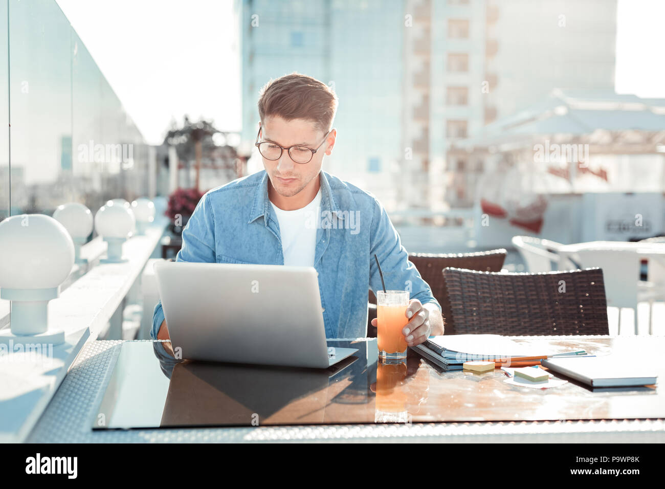 Attento brunette uomo al lavoro con il computer Foto Stock