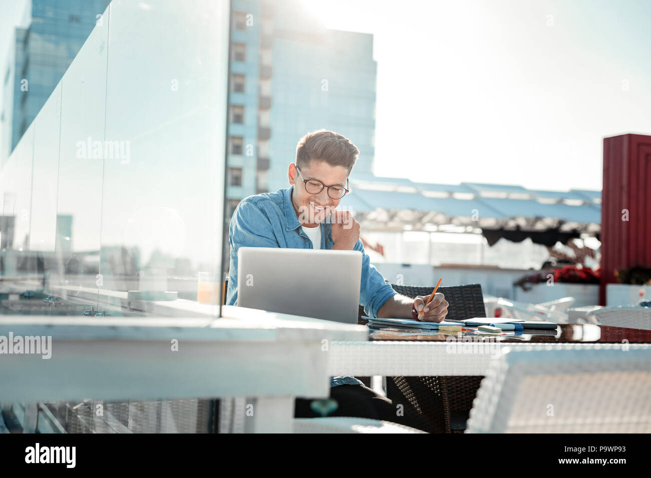 Positivo il piacere del freelancer rendendo note Foto Stock