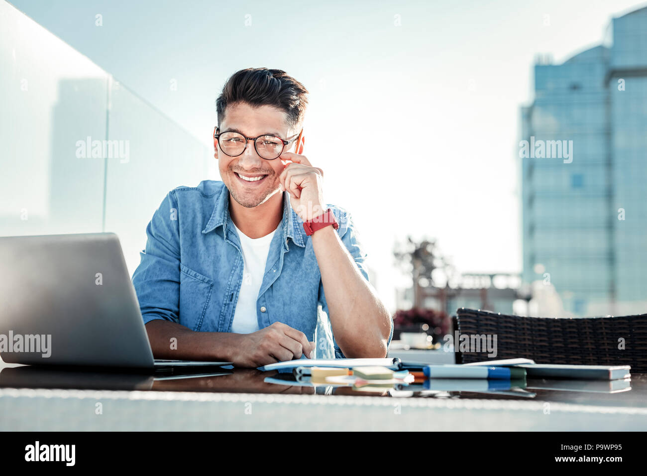 Allegro persona maschio avente break Foto Stock