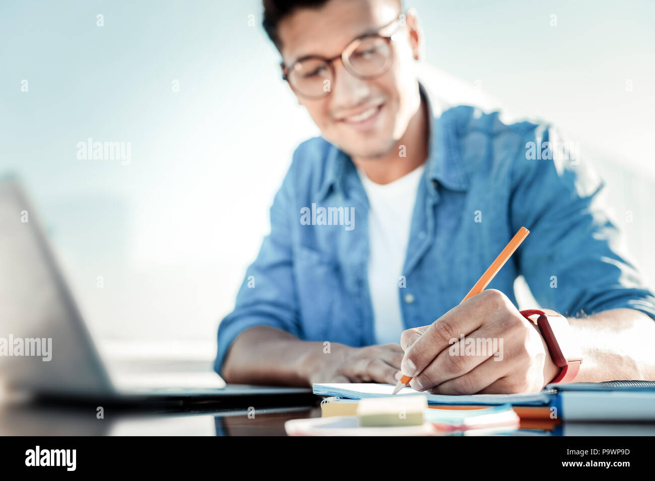 Incentrato sulla fotografia di mano maschio che la scrittura di avviso Foto Stock