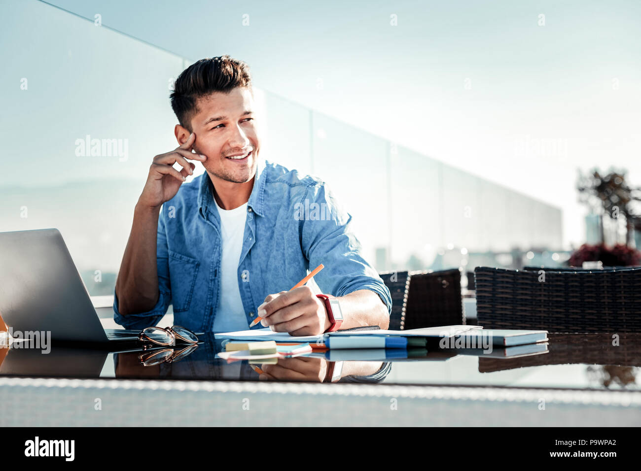 Sognante persona di sesso maschile che cercano riposo Foto Stock