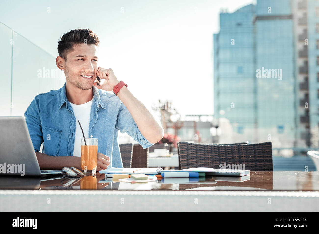 Bel maschio di persona che lavora come freelance Foto Stock