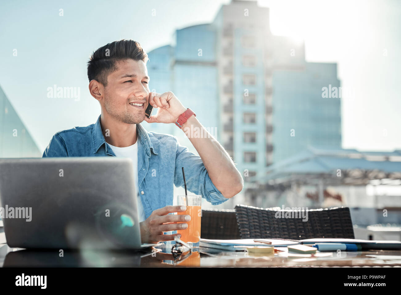 Il piacere del freelancer in attesa per sale riunioni Foto Stock