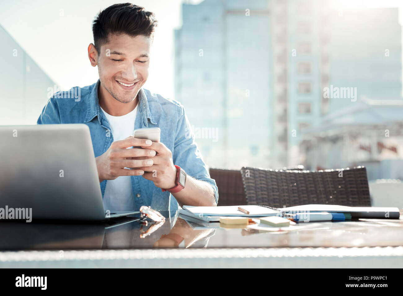 Allegro persona maschio digitando la risposta Foto Stock