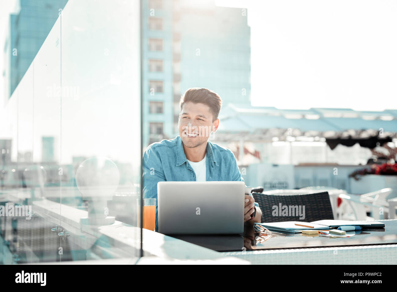 Attraente freelancer sognare di viaggiare Foto Stock