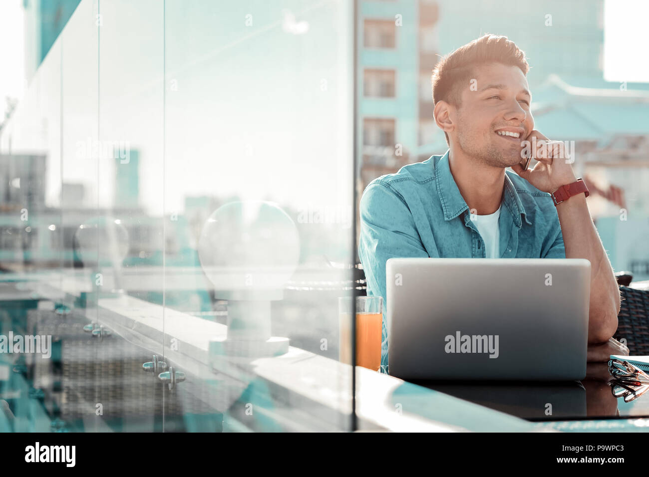 Trasognata uomo che parla con il suo amico Foto Stock