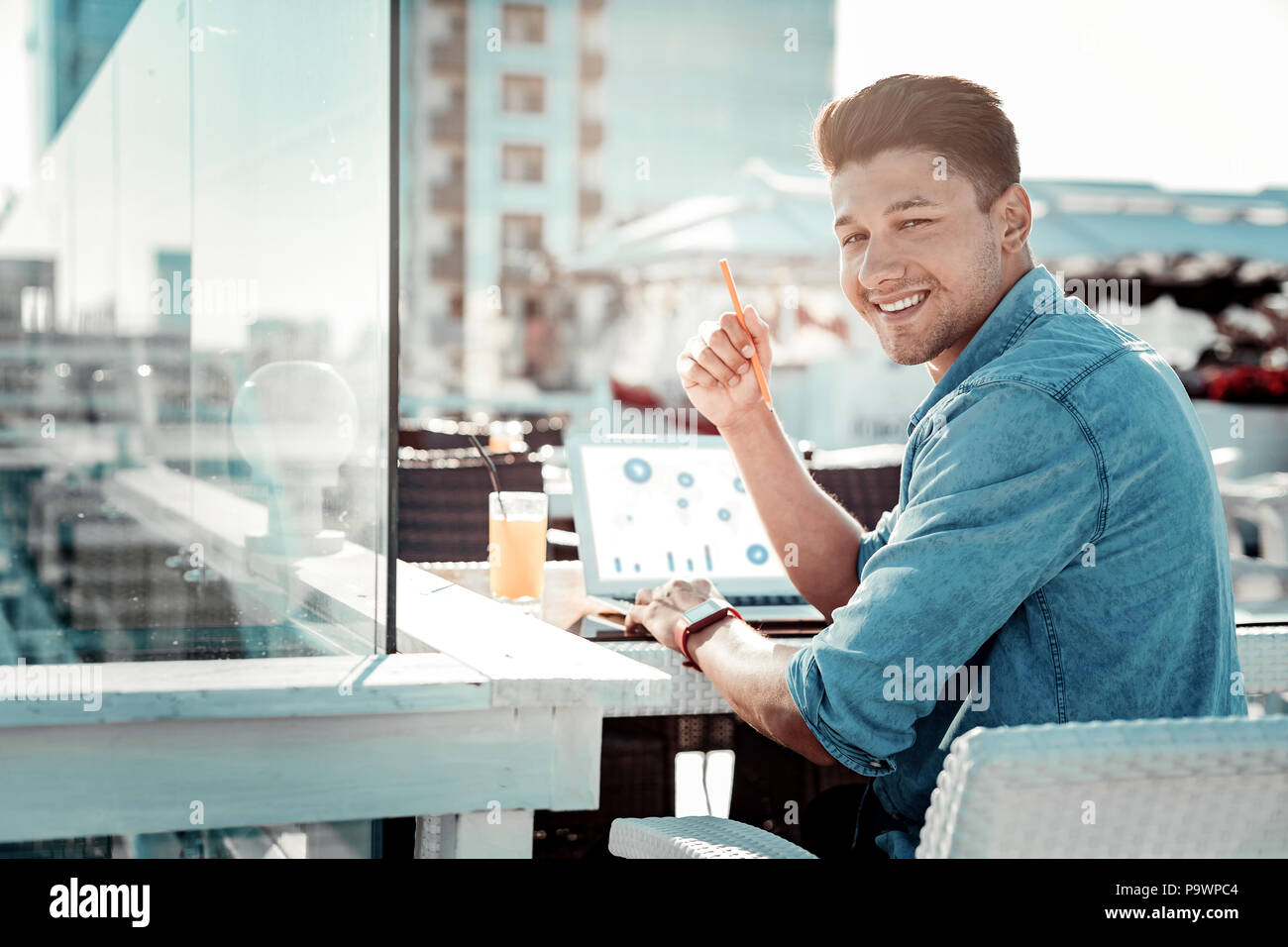 Clever brunette maschio lavora con il computer Foto Stock