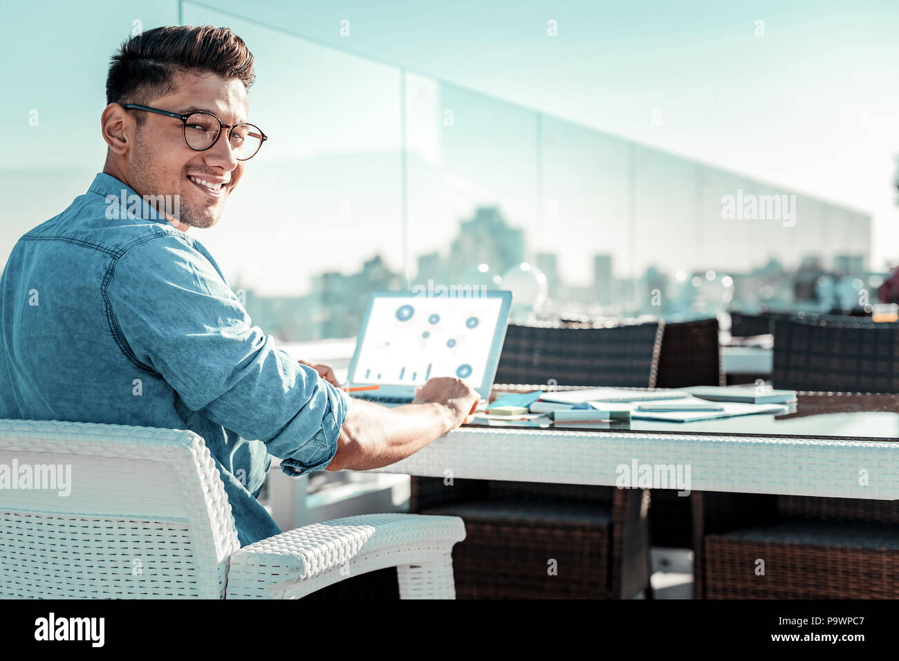 Attraente giovani freelancer in posa sulla fotocamera Foto Stock