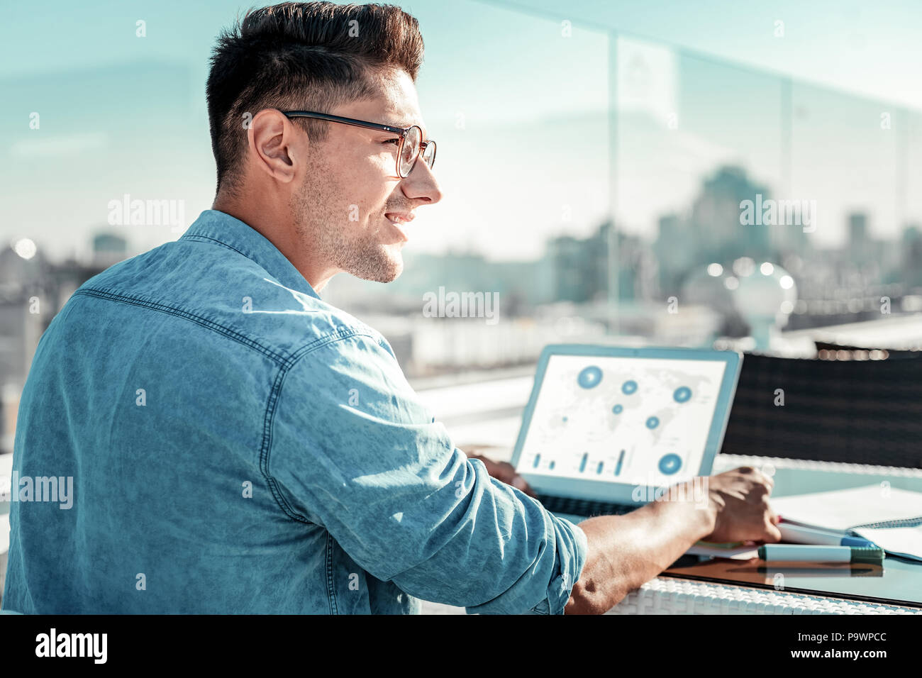 Foto del profilo di sognante uomo che avendo break Foto Stock