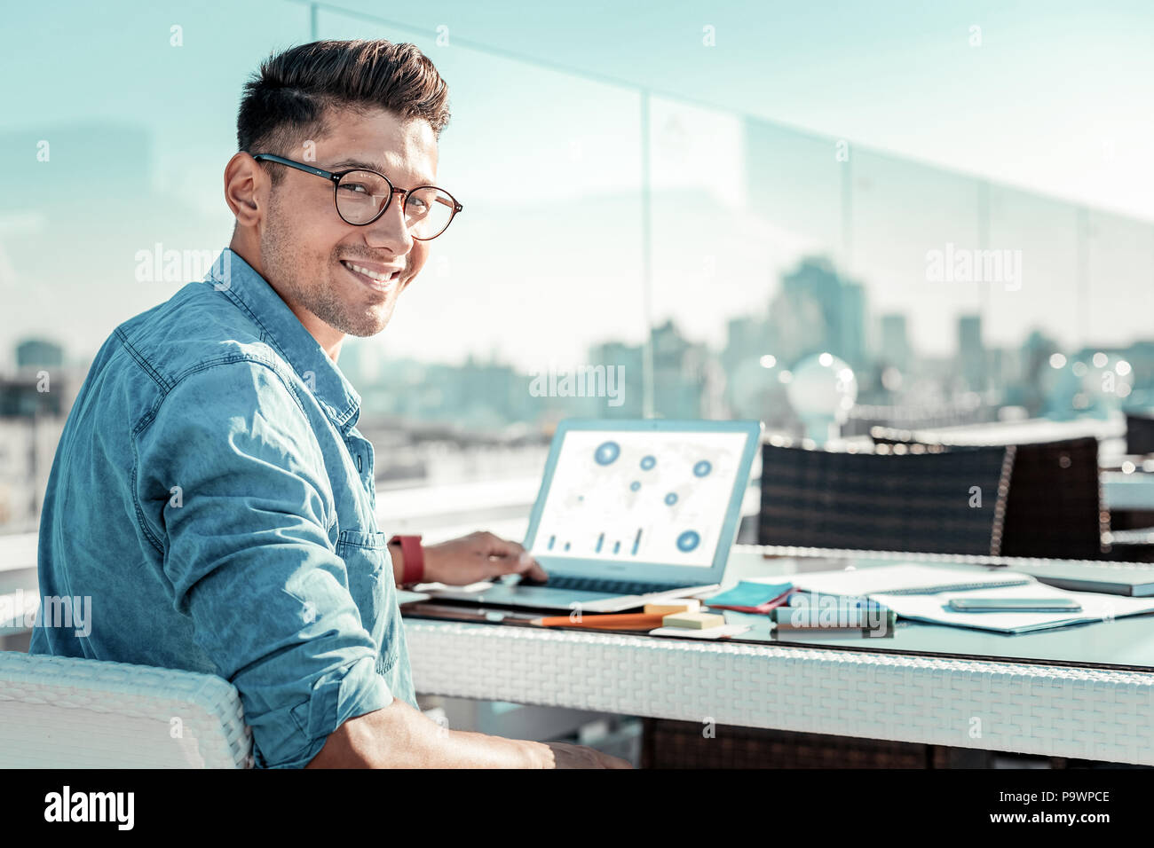 Allegro uomo bello guardare dritto verso la fotocamera Foto Stock