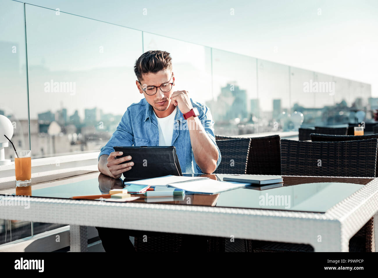 Considerato giovane uomo con i suoi gadget Foto Stock