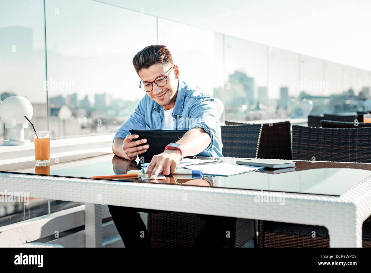 Positivo maschio felice la persona a mano di stiramento Foto Stock