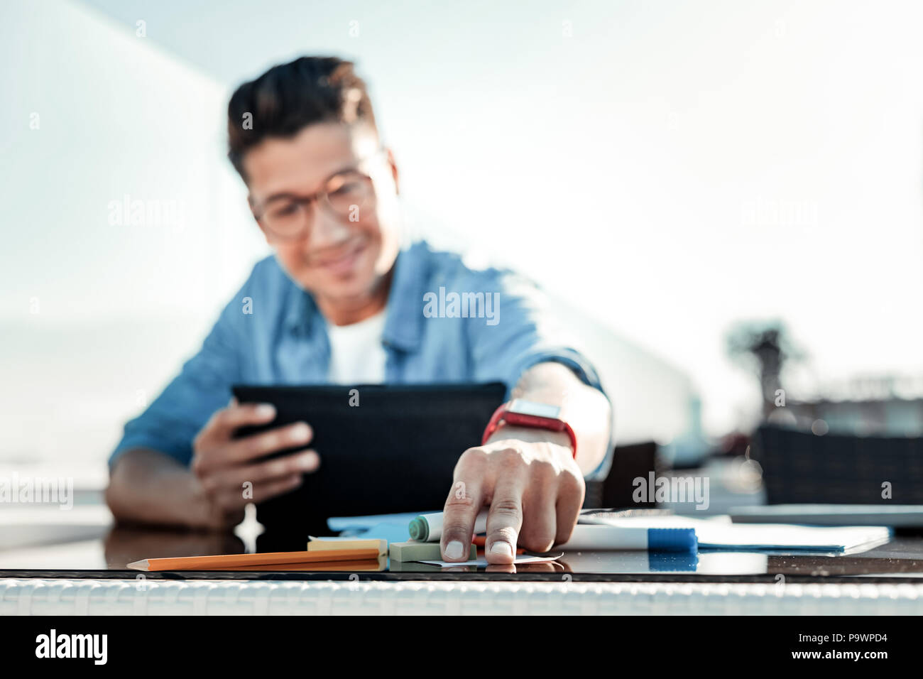 Foto focalizzato sulle dita di sesso maschile che tenendo la carta Foto Stock