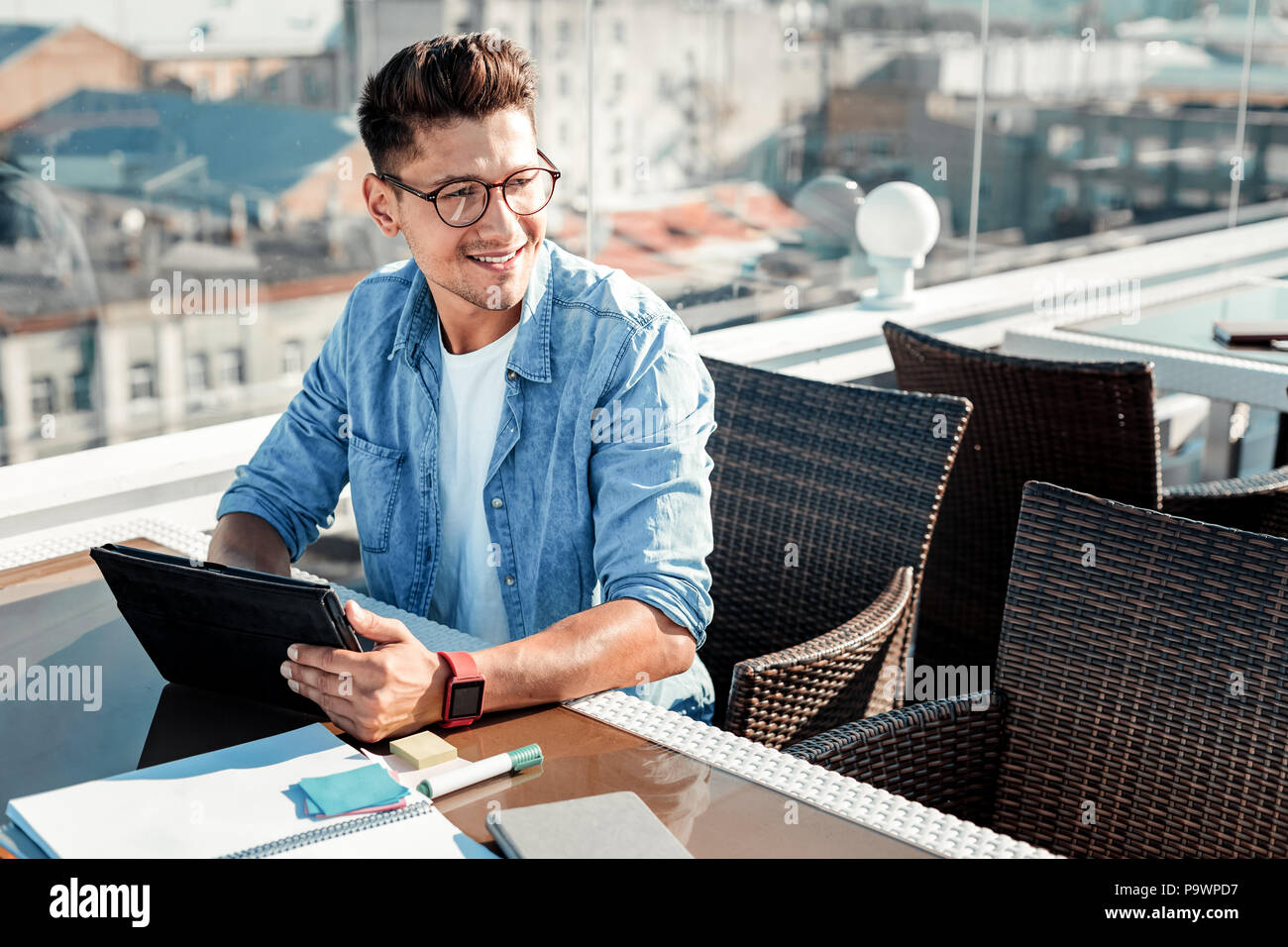 Rilassata giovane pensando di risultato Foto Stock