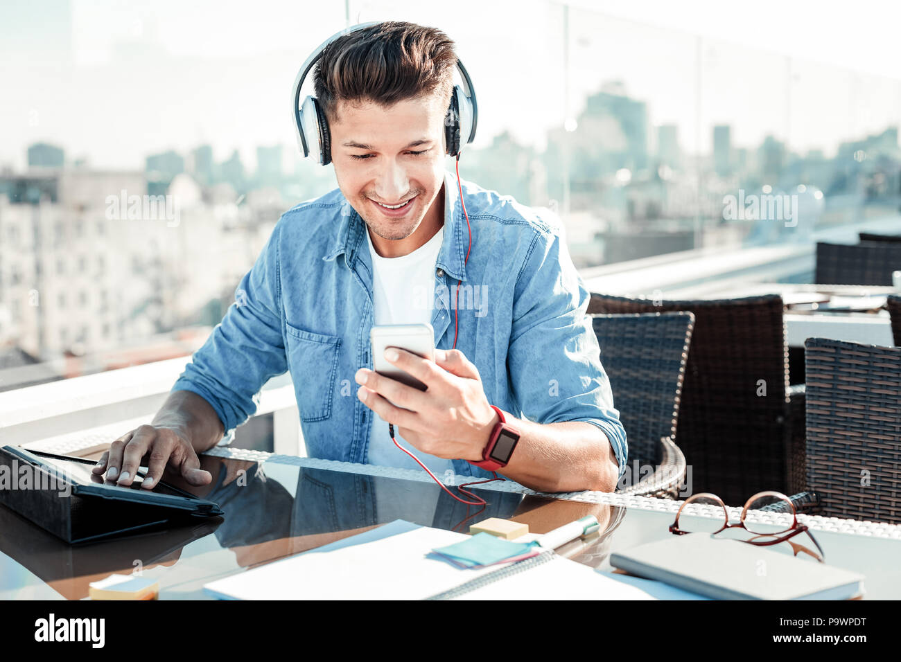Concentrato brunette leggendo il suo messaggio Foto Stock