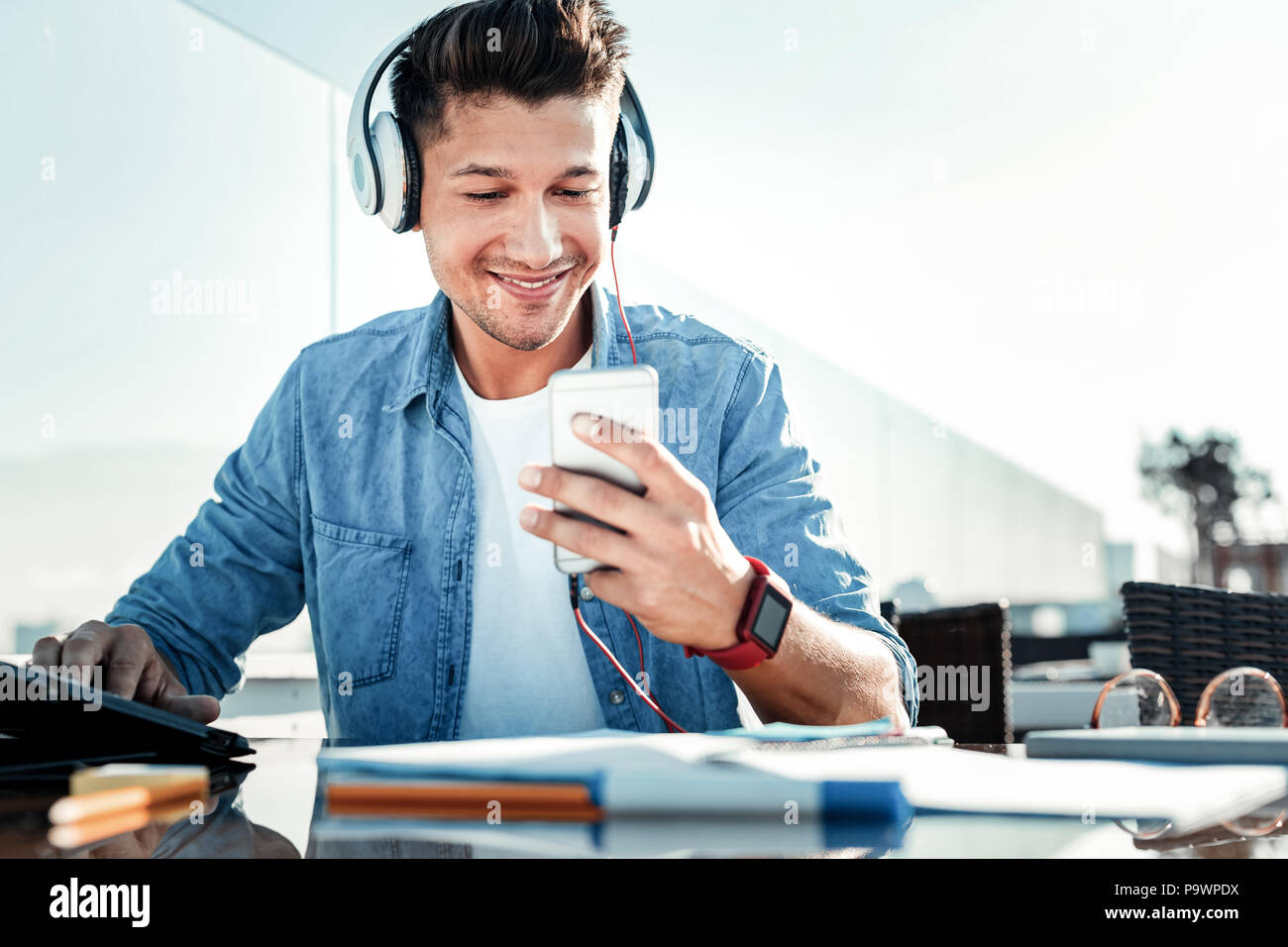 Ritratto di uomo bello che ascolto di musica Foto Stock
