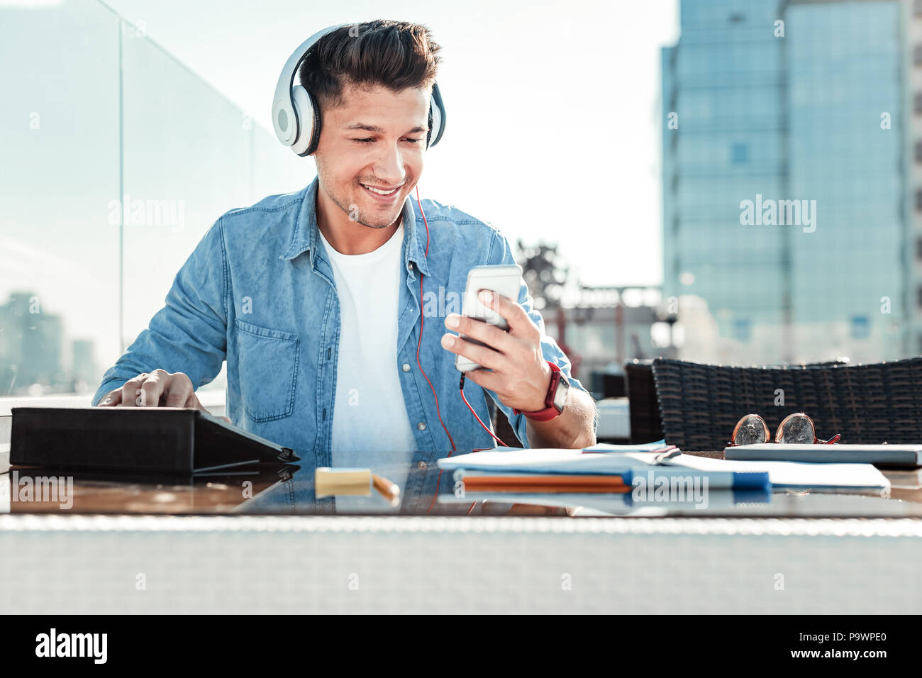 Bella persona di sesso maschile che esprimono positività Foto Stock