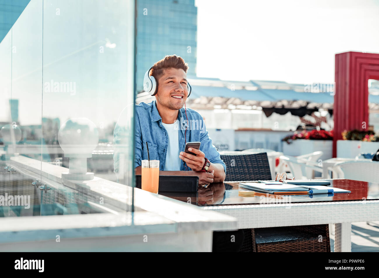 Considerato studente seduto nella caffetteria all'aperto Foto Stock