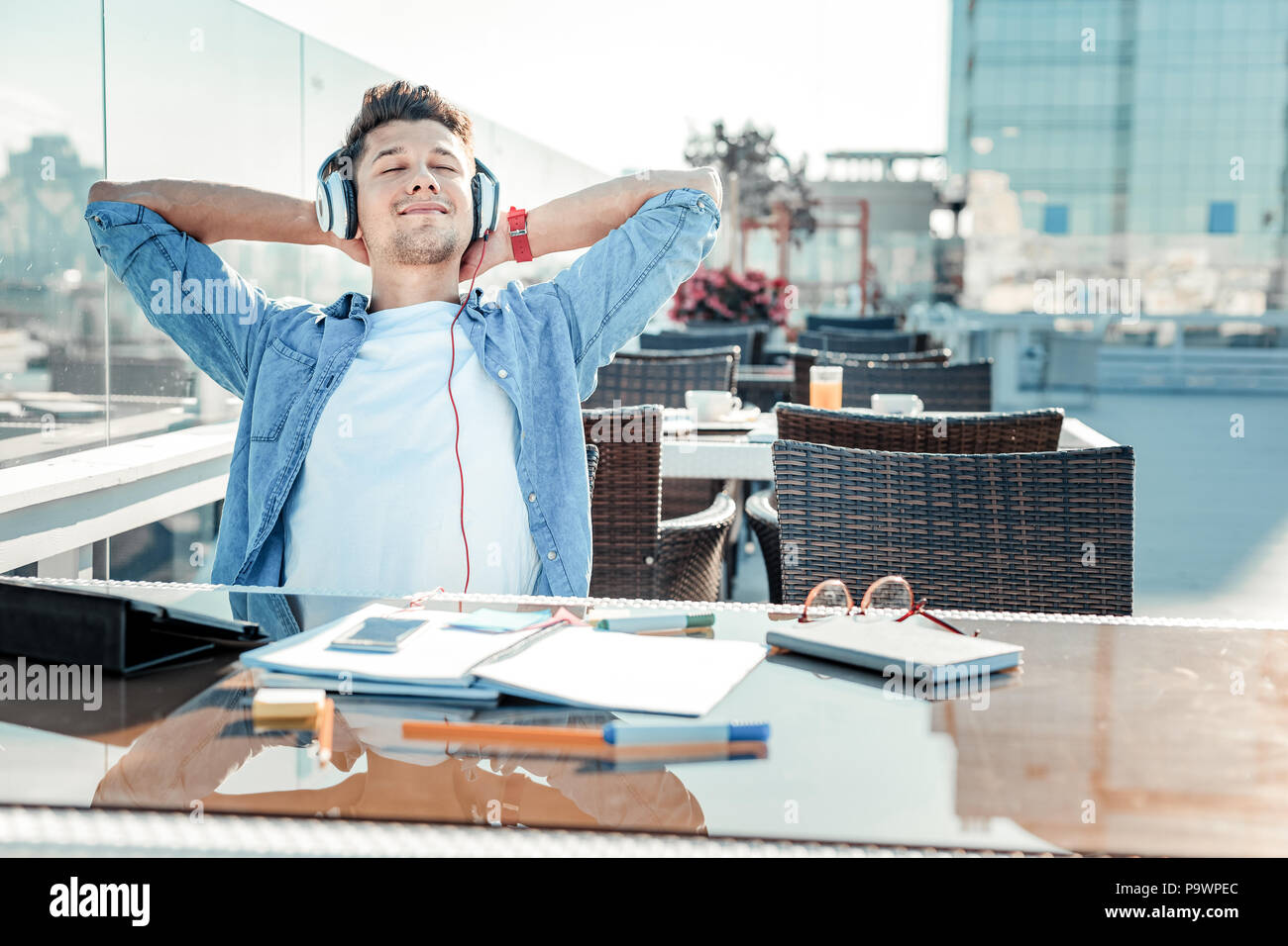 Bello il freelance seduti sulla terrazza Foto Stock