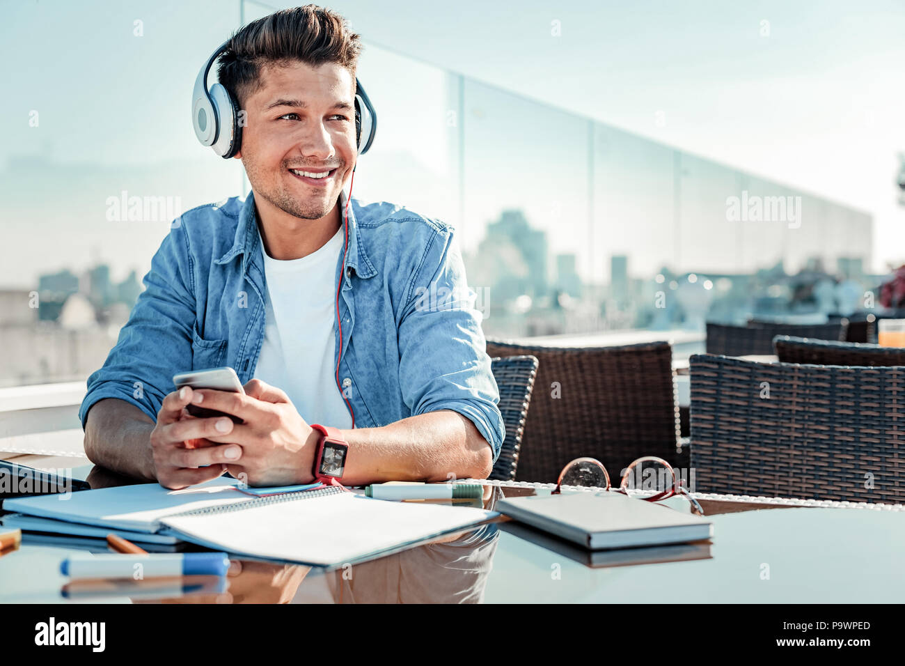 Attraente brunette tenendo il suo telefono Foto Stock