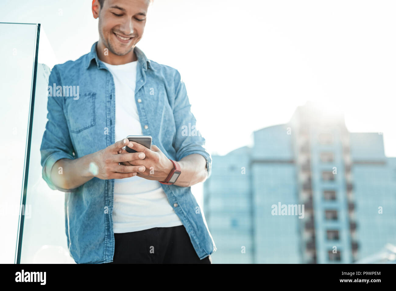 Attento brunette maschio di controllare la sua casella postale Foto Stock