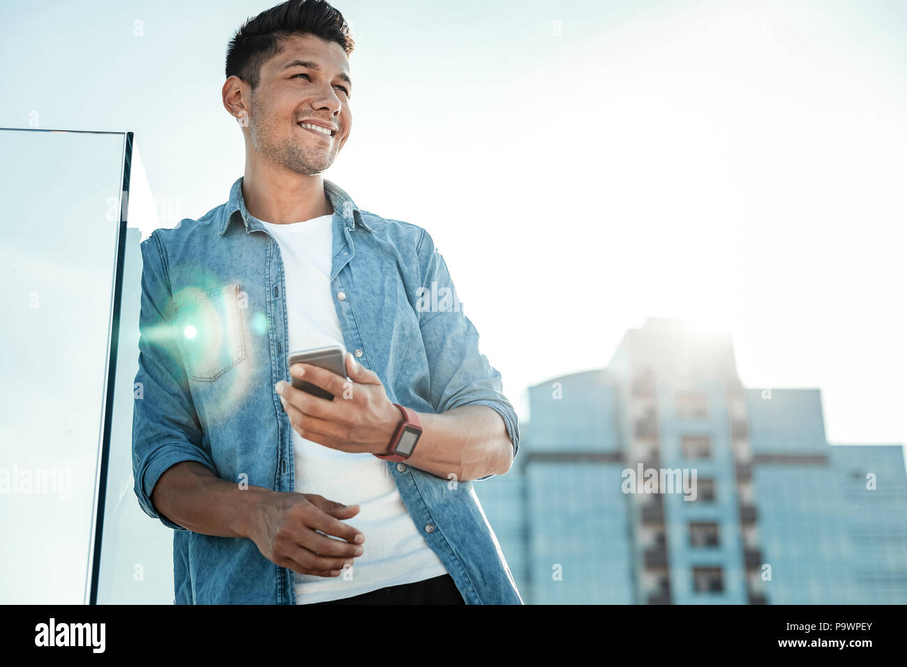 Felice giovane uomo guardare avanti Foto Stock