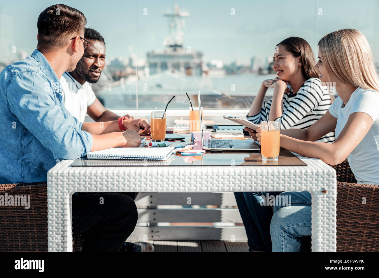 Gruppo di studenti seduti sulla terrazza Foto Stock