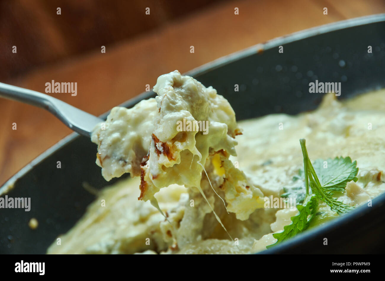 Italian mozzarella affumicata Fondue , tradizionalmente la ricetta sarebbe chiamata per il burro, il latte e i tuorli Foto Stock
