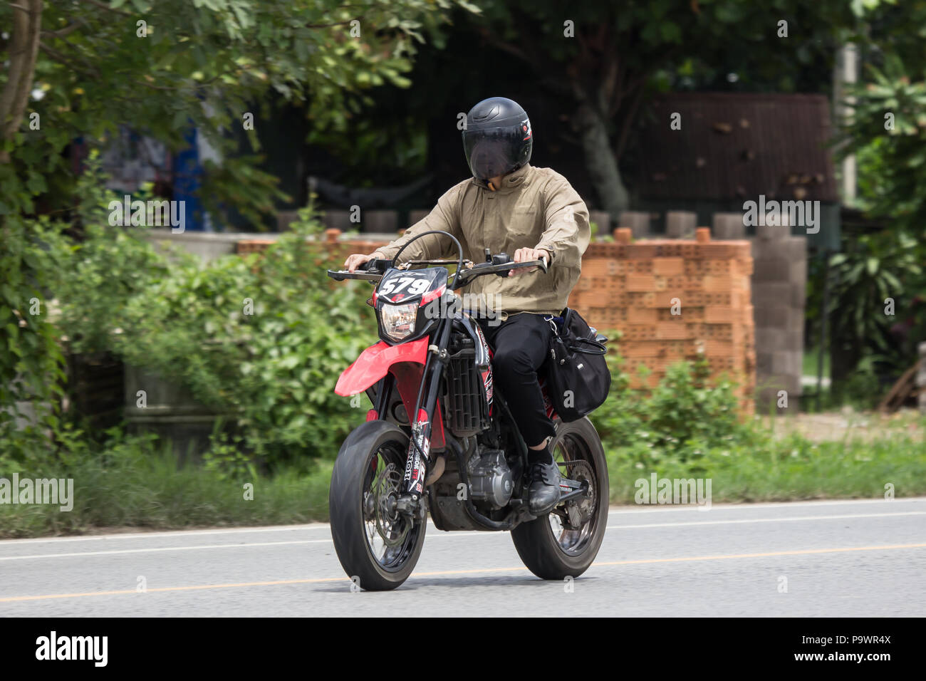 Licciana Nardi, Italia - 28 Giugno 2018: l'uomo con la vecchia moto Honda. Sulla strada No.1001, 8 km da Chiangmai Area Business. Foto Stock