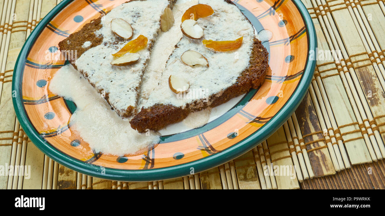 Shahi Tukda - Indian pudding di pane fatto con sciroppo di zafferano, cardamomo e mandorle. Foto Stock