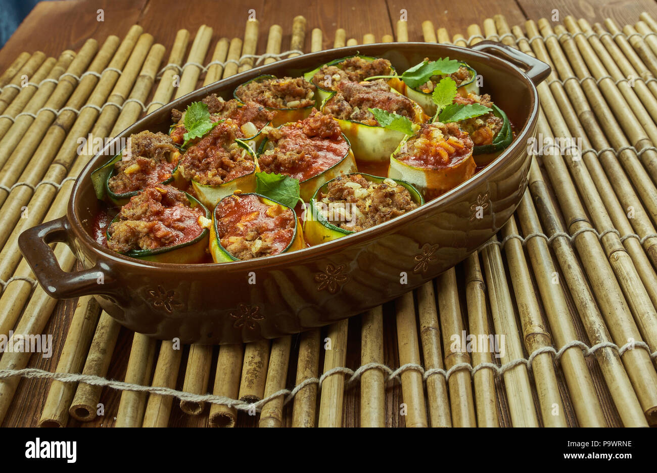 Zucchine Enchilada Roll-Ups, Spread miscela di pollo su di una fetta di zucchine e rullo in una spirale stretta Foto Stock